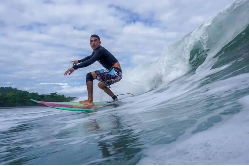 Instructor dando clase de surf